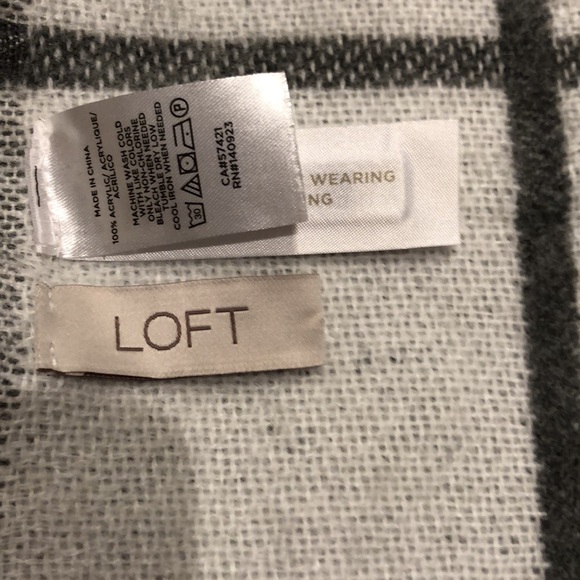 Loft Scarf/Wrap. Whit and Grey - Picture 2 of 2